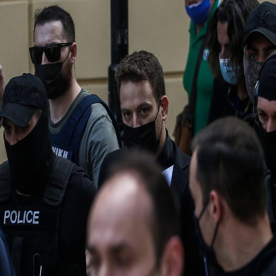 «Η Καρολάιν μου έλεγε ότι τον σιχαίνεται»: Τα σκοτεινά τηλέφωνα και οι περίεργες μεταφορές χρημάτων του Μπάμπη