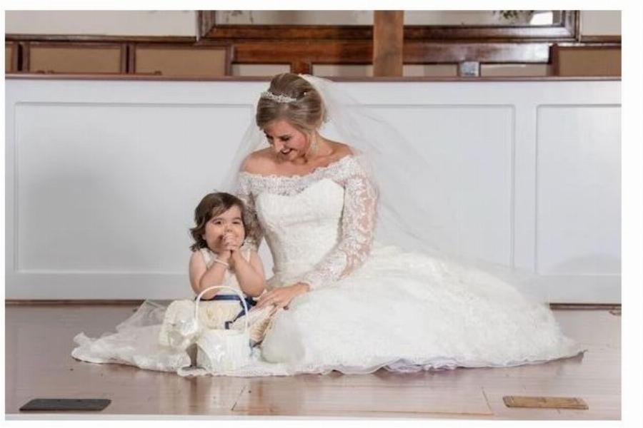 Κορίτσι 3 ετών που νίκησε τον καρκίνο έγινε παρανυφάκι στον γάμο της δότριας μυελού των οστών της