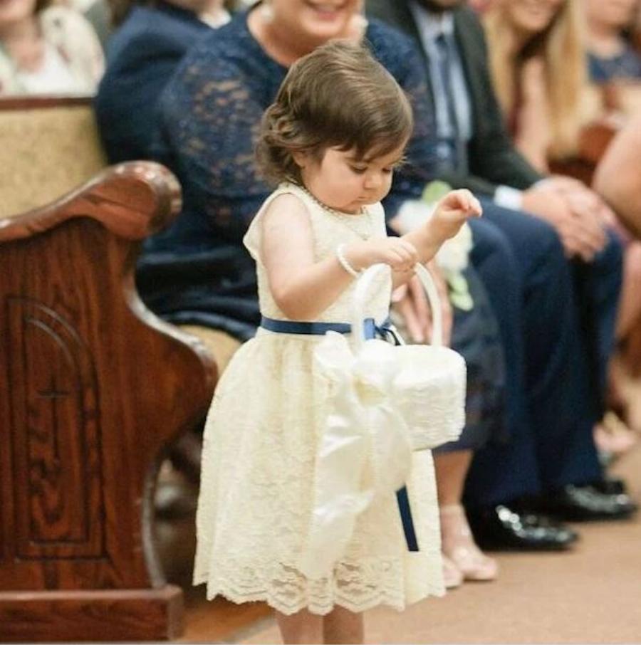 Κορίτσι 3 ετών που νίκησε τον καρκίνο έγινε παρανυφάκι στον γάμο της δότριας μυελού των οστών της