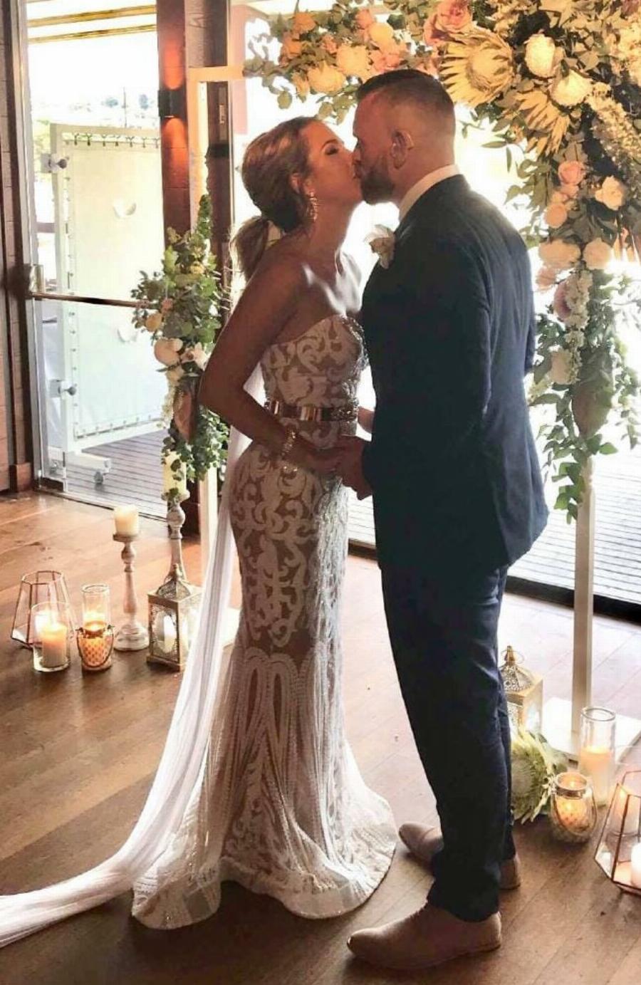 Κωφάλαλος γαμπρός ξεσπά σε κλάματα όταν βλέπει την νύφη να τραγουδά στην νοηματική