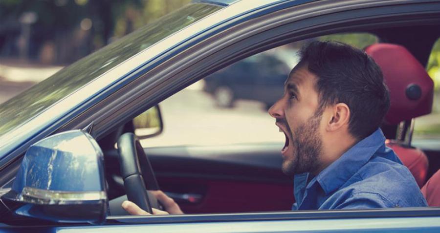 Έλληνες οι πιο αγενείς οδηγοί στην Ευρώπη: Κορνάρουν, βρίζουν και μιλούν στο κινητό