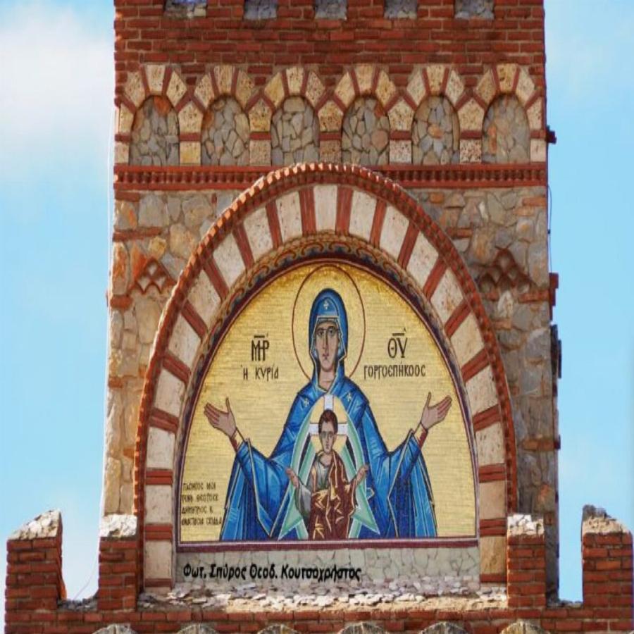 “Μόλις ξεκίνησα τις παρακλήσεις στην Παναγία Γοργοεπήκοος ο εγγονός μου άρχισε να κουνάει το χέρι του”