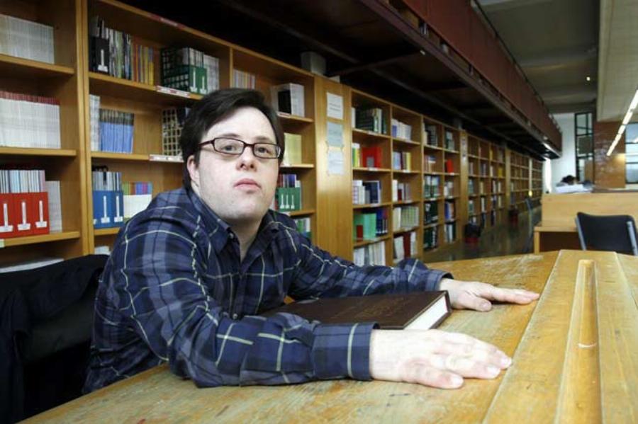 Για την «καθυστερημένη» κοινωνία μιλάει ο πρώτος πτυχιούχος Πανεπιστημίου με σύνδρομο Down