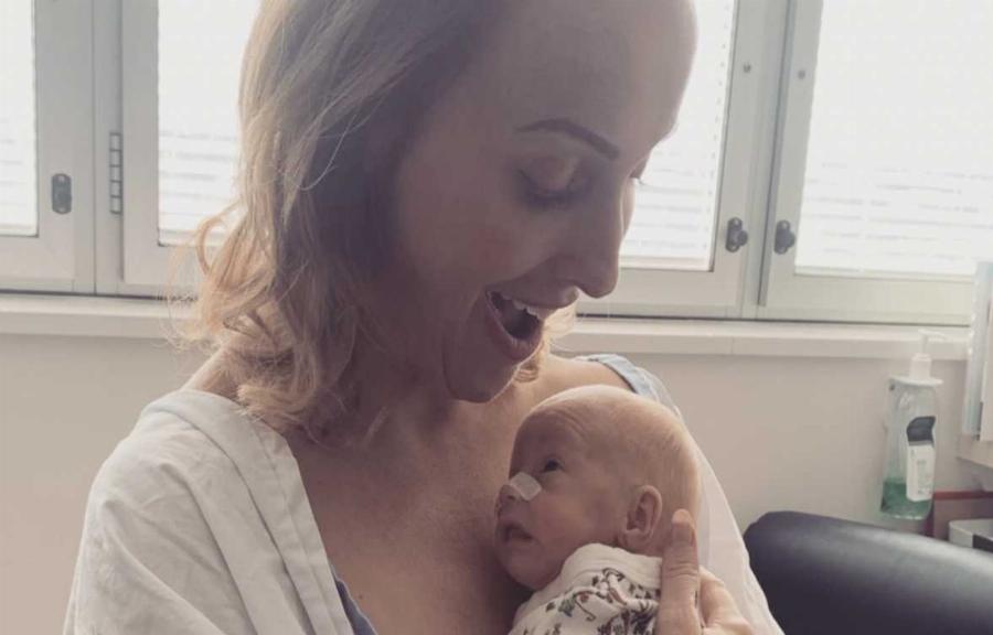 Γέννησε πρόωρα λόγω καρκίνου και παλεύει να ζήσει για να χαρεί το παιδί της