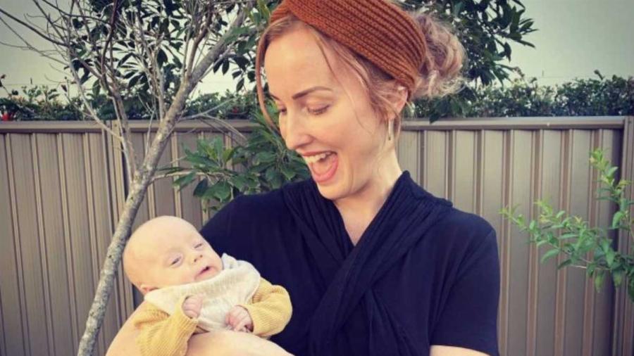 Γέννησε πρόωρα λόγω καρκίνου και παλεύει να ζήσει για να χαρεί το παιδί της