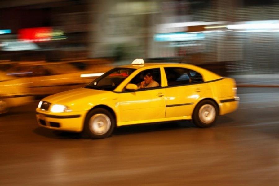 Είμαι οδηγός ταξί και μεγαλώνω μόνος το παιδί μου – Το παίρνω μαζί μου και στο αυτοκίνητο