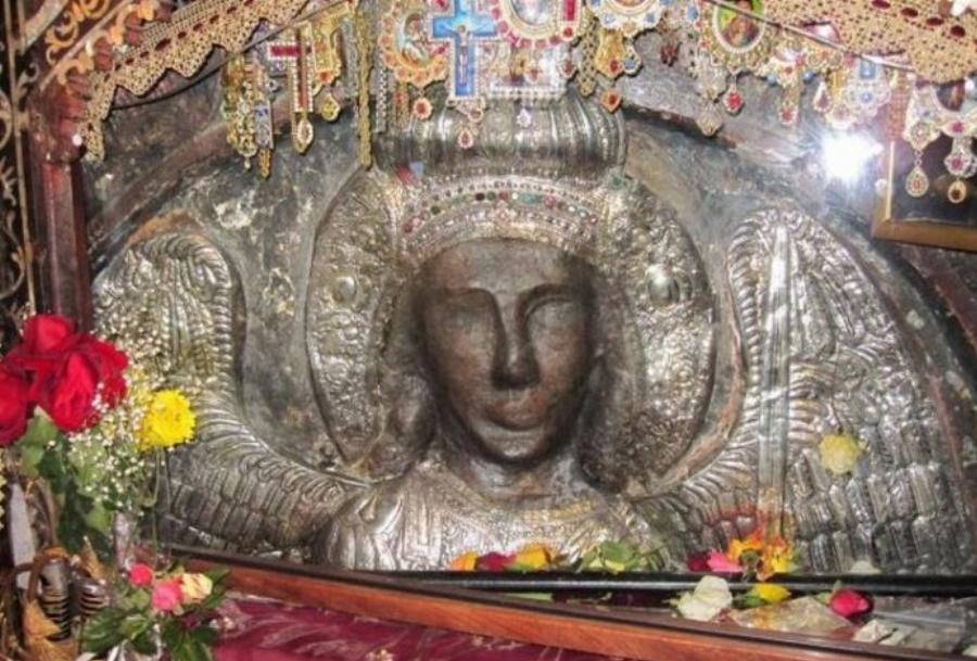 «Σήκω και πήγαινε στο Ναό μου να κοινωνήσεις»: Το θαύμα του Ταξιάρχη σε ανάπηρη γυναίκα