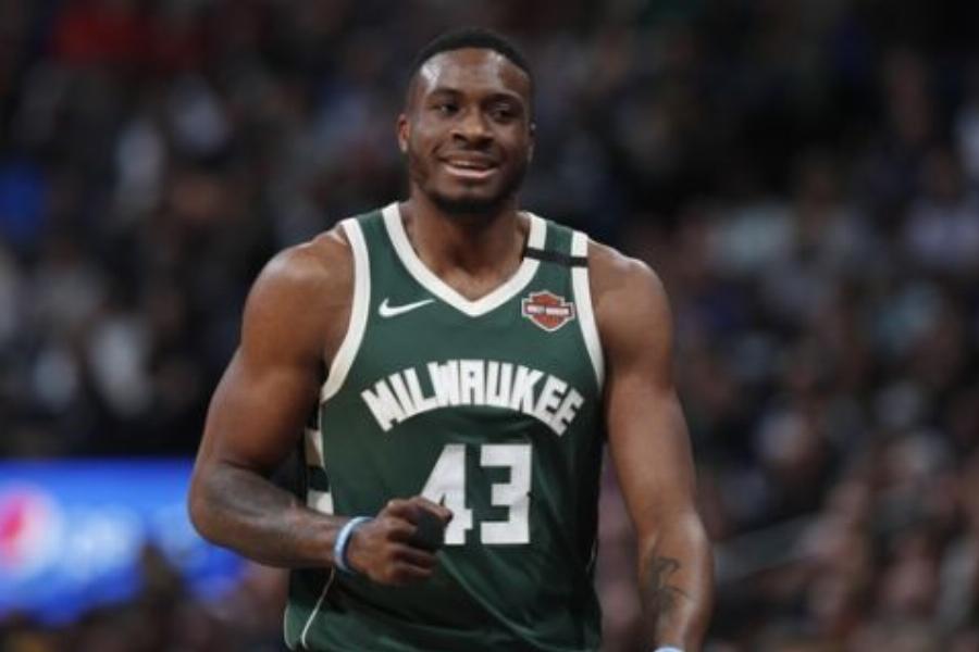 «Με λένε Θανάση Αντετοκούνμπο, γεννήθηκα στην Ελλάδα και πήγα εδώ δημοτικό, γυμνάσιο και λύκειο»