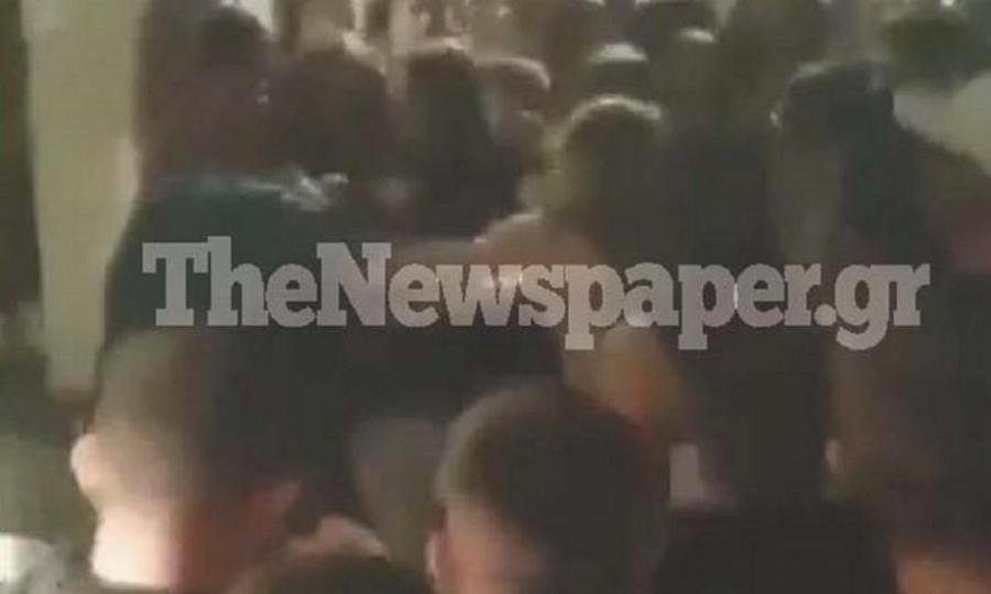 Κορίτσια κάτω των 18 πλακώνονται στο ξύλο στο Βόλο και οι συμμαθητές τους τραβάνε βίντεο αντί να τις χωρίσουν