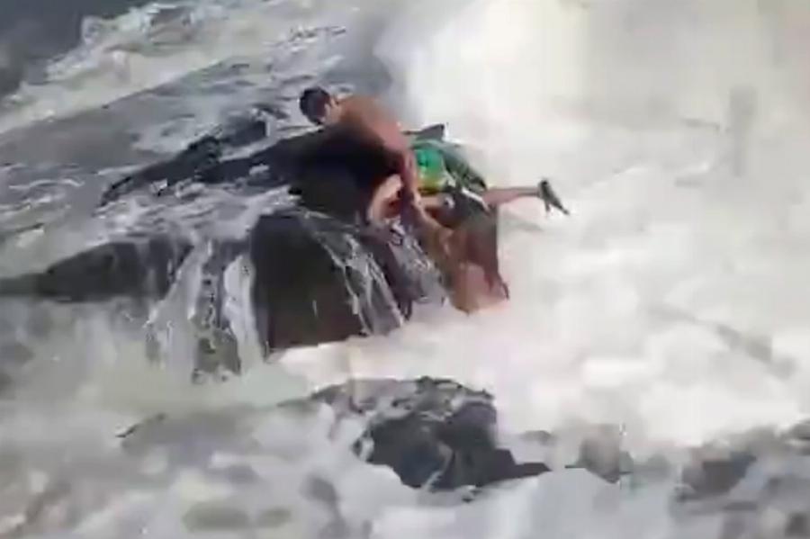 Κατέγραψε τη στιγμή που η θάλασσα «κατάπιε» και σκότωσε τον σύζυγό της