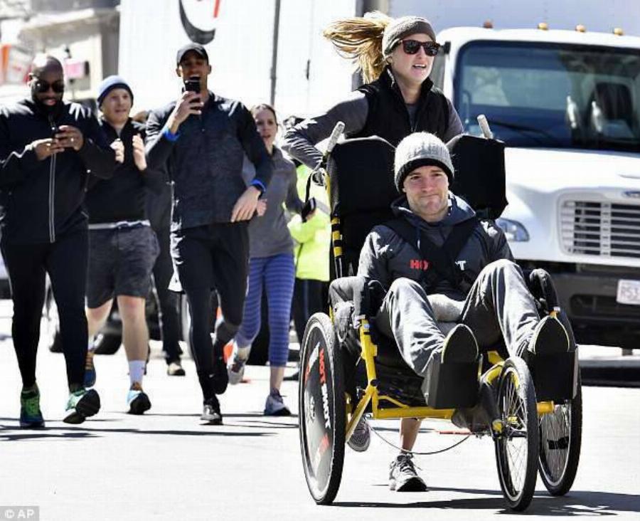 Ο ορισμός της αληθινής αγάπης: Έσπρωξε το καροτσάκι του τετραπληγικού συντρόφου της σε μαραθώνιο 42 χιλιομέτρων