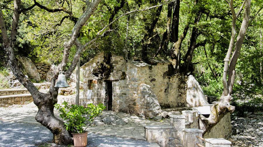 Μεγάλη γιορτή για την Εκκλησία: Γιορτάζει η Αγία Θεοδώρα στα Βάστα και το εκκλησάκι με τα 17 πλατάνια στη στέγη