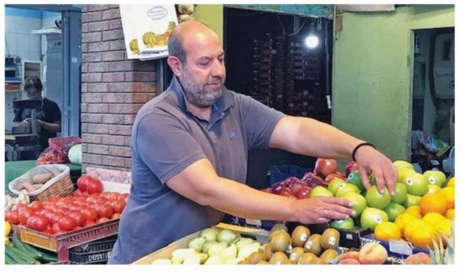 Μανάβης στη Θεσσαλονίκη αφήνει φρούτα και λαχανικά σε παγκάκι για ανθρώπους που έχουν ανάγκη