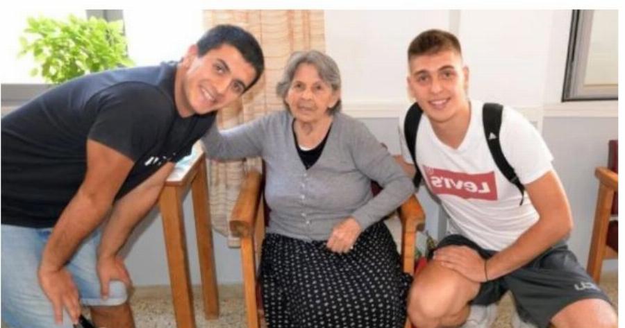 Ελληνόπουλα μαθητές «υιοθετούν» ηλικιωμένους από γηροκομεία, σε μια δράση που συγκινεί όλη τη χώρα