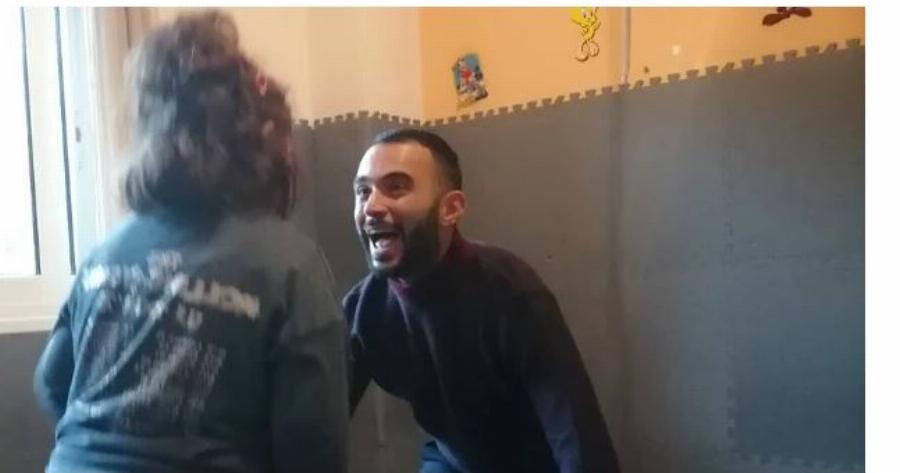 «Ευχαριστώ την αυτιστική αδερφή μου που με έμαθε να ζω»: Το μήνυμα ενός 40χρονου από την Πάτρα που συγκινεί