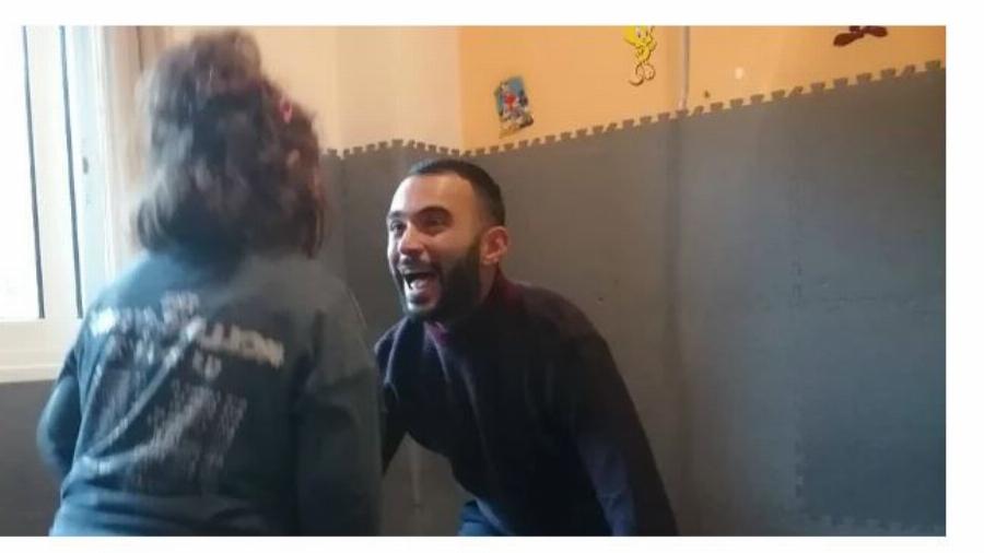 «Ευχαριστώ την αυτιστική αδερφή μου που με έμαθε να ζω»: Το μήνυμα ενός 40χρονου από την Πάτρα που συγκινεί