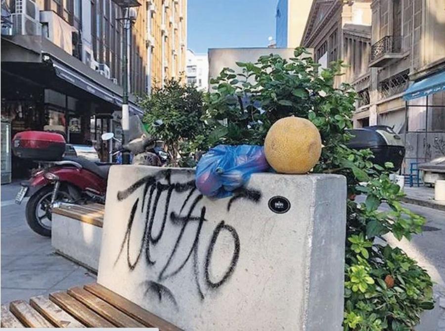 Μανάβης στη Θεσσαλονίκη αφήνει φρούτα και λαχανικά σε παγκάκι για ανθρώπους που έχουν ανάγκη