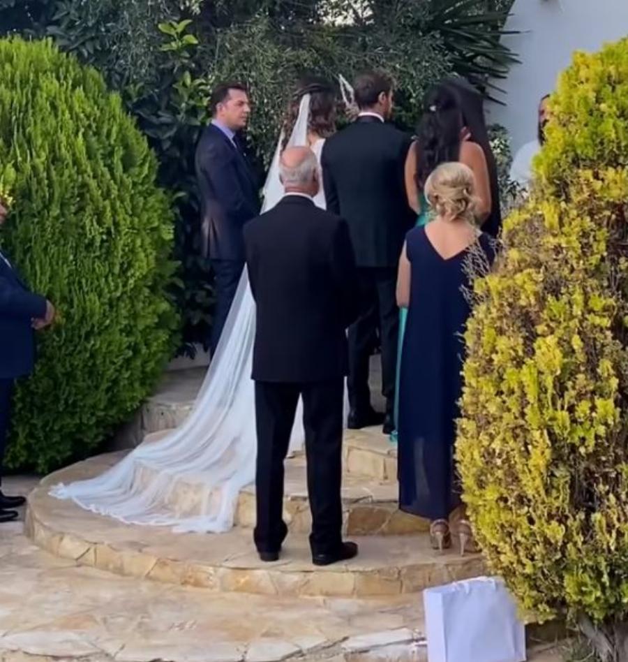 Ο Άκης Πετρετζίκης παντρεύτηκε και βάπτισε το γιο του – Υπέροχες εικόνες από το μυστήριο