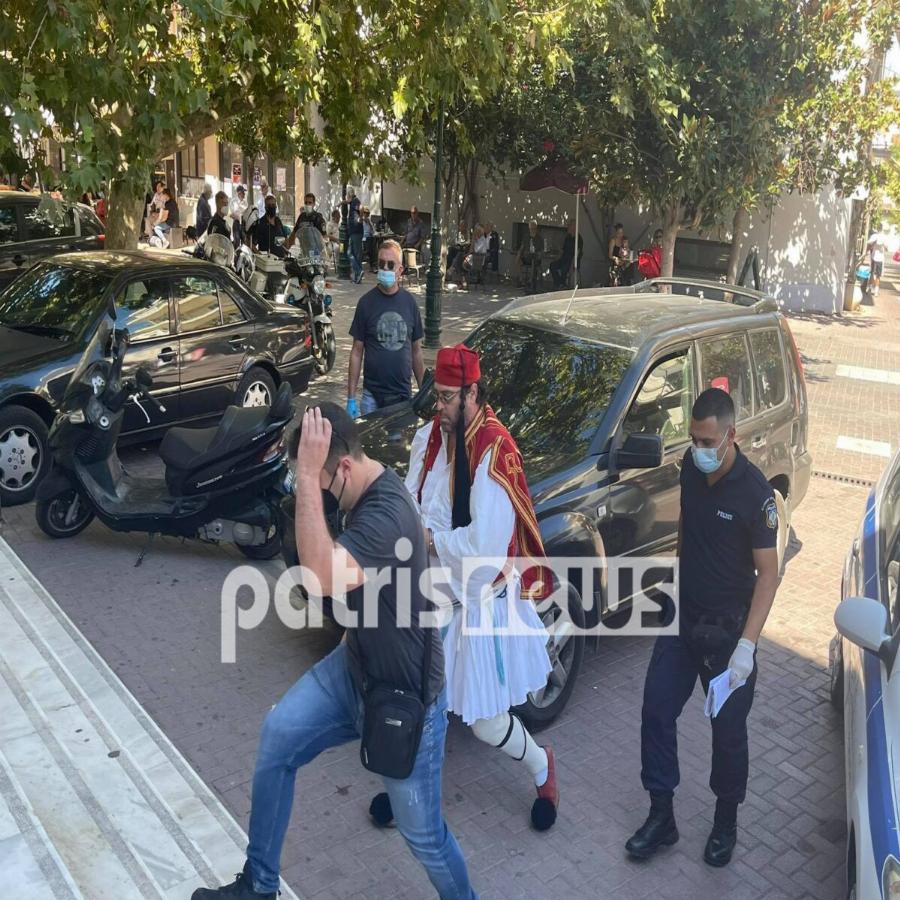 Αρνητής πατέρας από τον Πύργο πήγε στα δικαστήρια ντυμένος τσολιάς