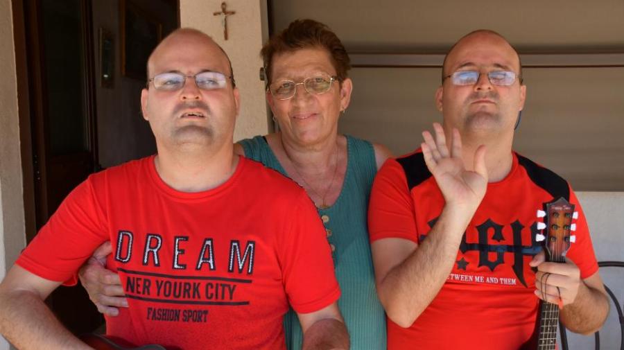 Ηρωίδα μάνα μεγαλώνει δύο υιοθετημένα αδέλφια με νοητική στέρηση