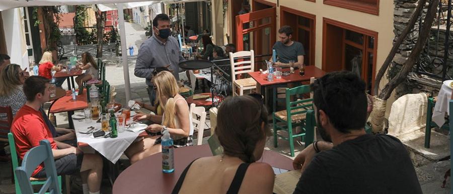 Νέα μέτρα για τους ανεμβολίαστους: Όσα θα ισχύουν στην εστίαση για τις ηλικίες 12-17 ετών – Τι αλλάζει από σήμερα