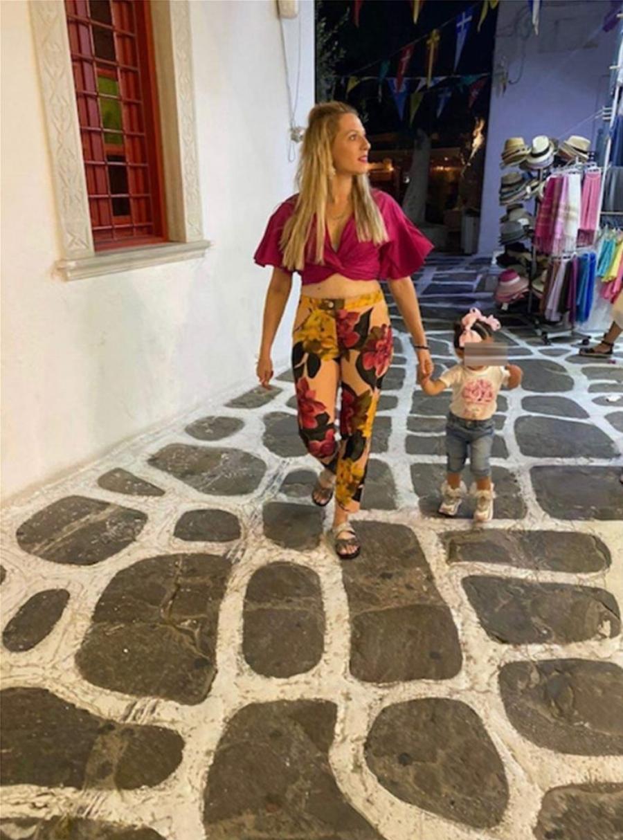 Ελληνίδα γιαγιά 33 ετών: «Μην παντρεύεστε νέες. Σπουδάστε, ζήστε, δουλέψτε»