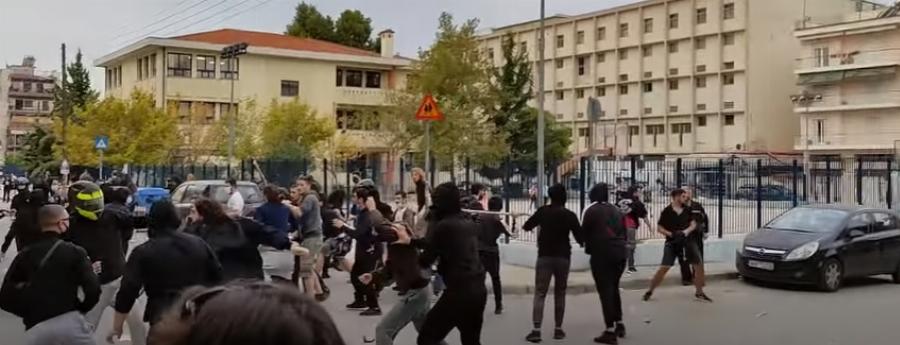 «Έβαλαν κουκούλες και άρχισαν να μαχαιρώνουν και να χτυπάνε κόσμο» – Άγρια επεισόδια σε σχολείο στη Σταυρούπολη