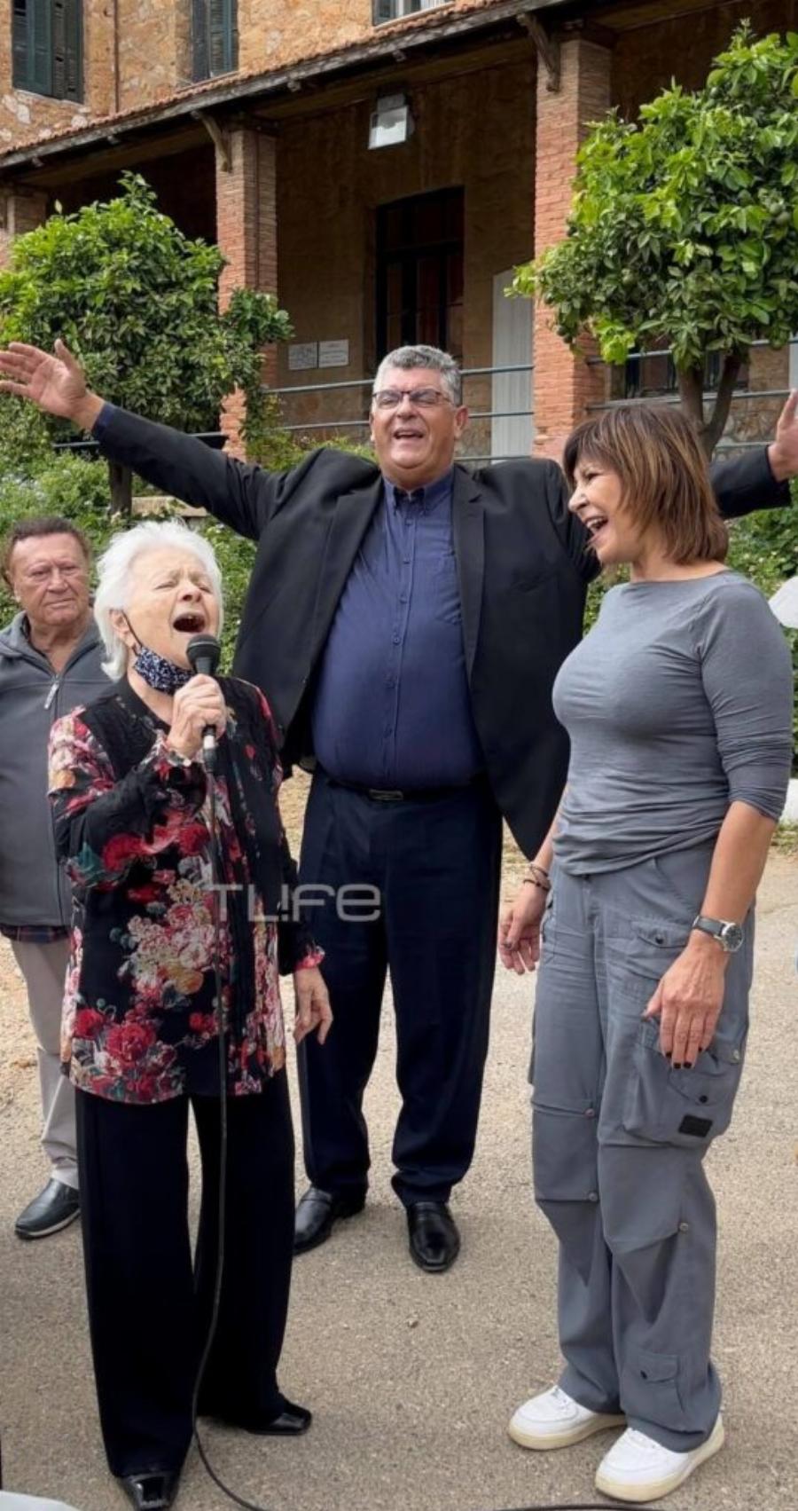 Τραγουδάει ξανά μετά από πολλά χρόνια μέσα στο Γηροκομείο που μένει – Ραγίζει καρδιές η Μαίρη Λίντα