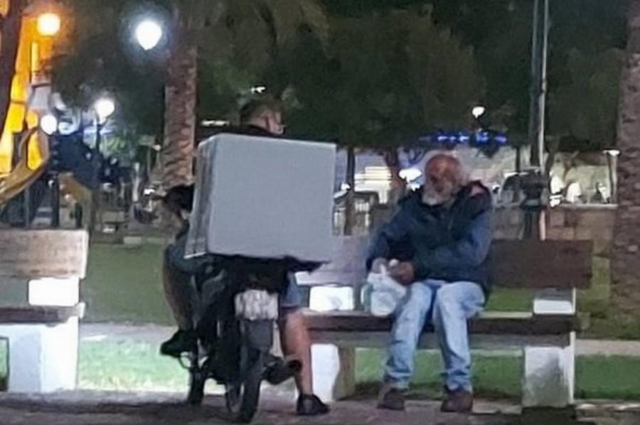 Φωτογραφία κάνει το διαδίκτυο να «λυγίσει»: Η συγκινητική σκηνή από την Πάτρα