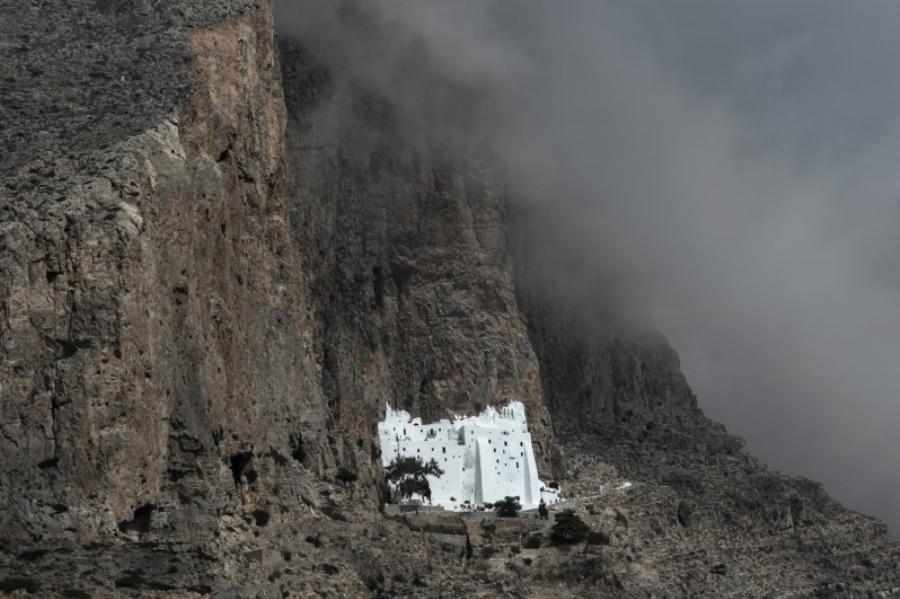 Η Μονή της Παναγίας της Χοζοβιώτισσας στην Αμοργό κρεμασμένη στον γκρεμό