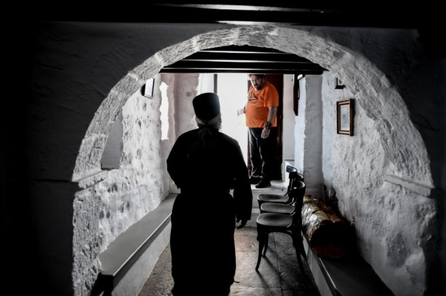 Η Μονή της Παναγίας της Χοζοβιώτισσας στην Αμοργό κρεμασμένη στον γκρεμό