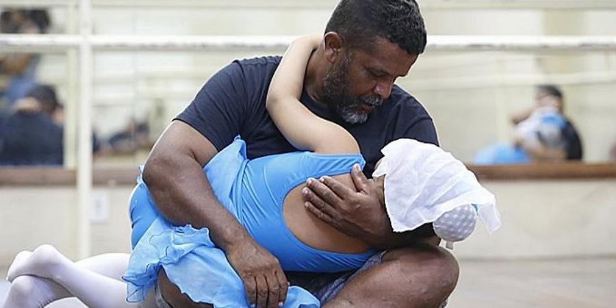 Βίντεο που συγκινεί: Μπαμπάς χορεύει μπαλέτο με τις αυτιστικές κόρες του