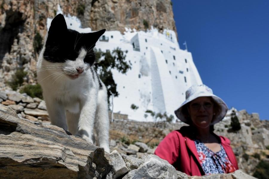Η Μονή της Παναγίας της Χοζοβιώτισσας στην Αμοργό κρεμασμένη στον γκρεμό
