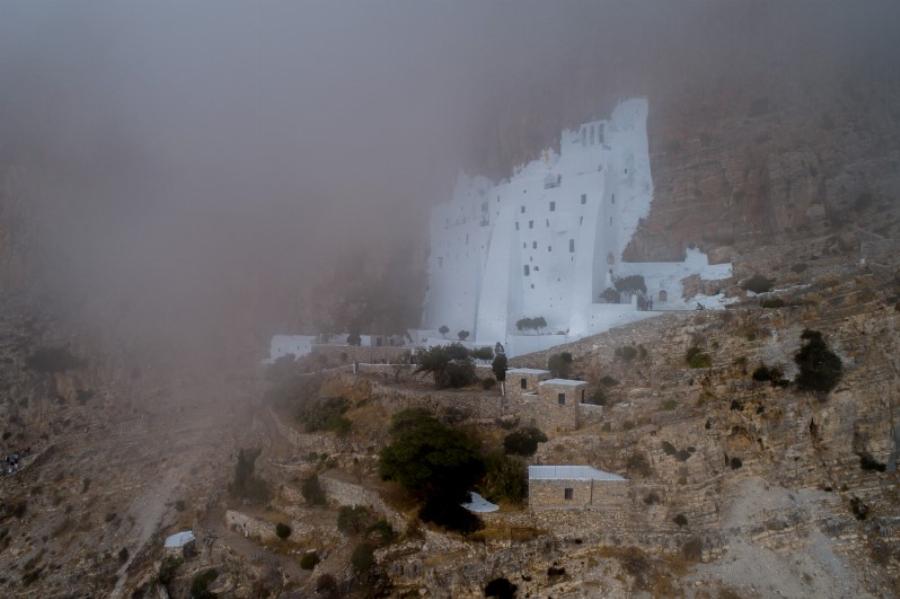 Η Μονή της Παναγίας της Χοζοβιώτισσας στην Αμοργό κρεμασμένη στον γκρεμό