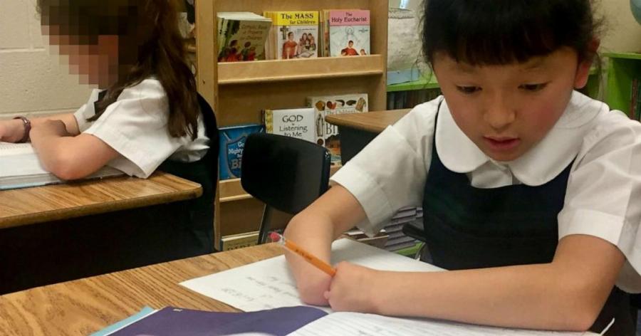 Μαθήτρια 10 ετών χωρίς χέρια διακρίθηκε σε διαγωνισμό καλλιγραφίας