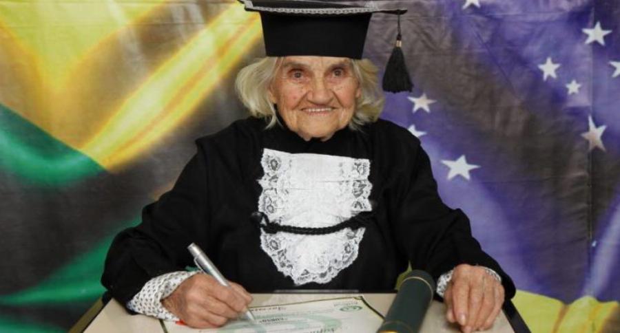 Ηλικιωμένη γυναίκα αποφοίτησε στα 87 και με διατριβή γραμμένη εξ ολοκλήρου με το χέρι