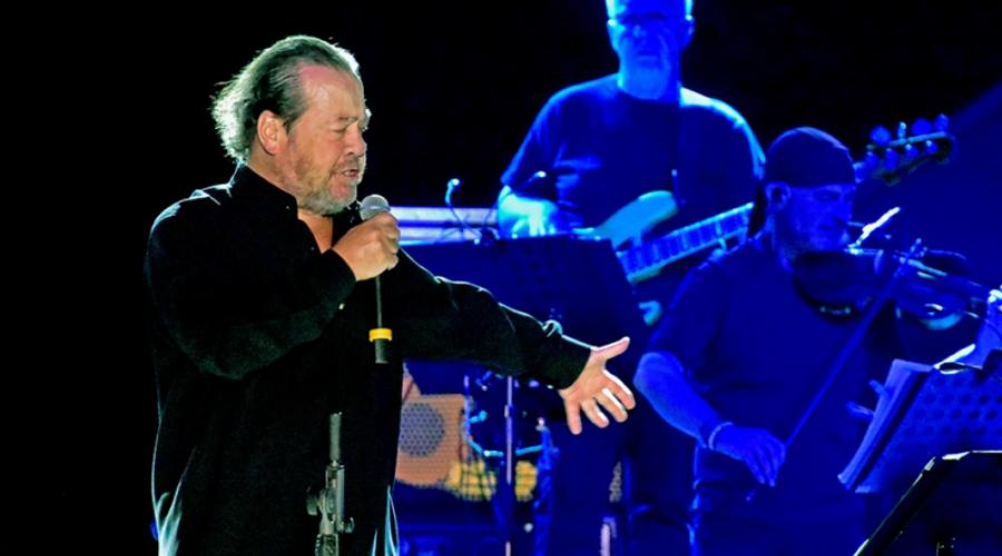 Διακόπηκε όταν ο κόσμος άρχισε να χορεύει χωρίς μέτρα – Χαμός σε συναυλία του Πάριου