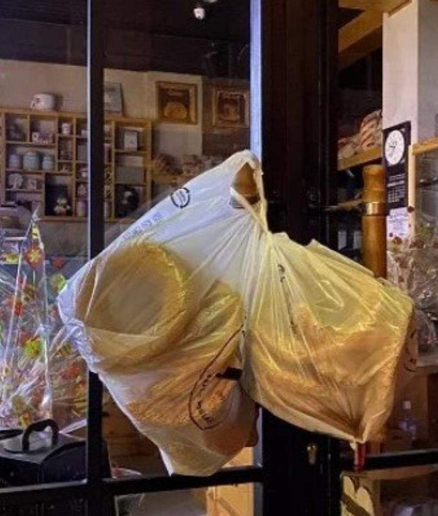 34χρονος ιδιοκτήτης φούρνου αφήνει ότι δεν πούλησε στην πόρτα για τα παίρνουν δωρεάν όσοι έχουν ανάγκη