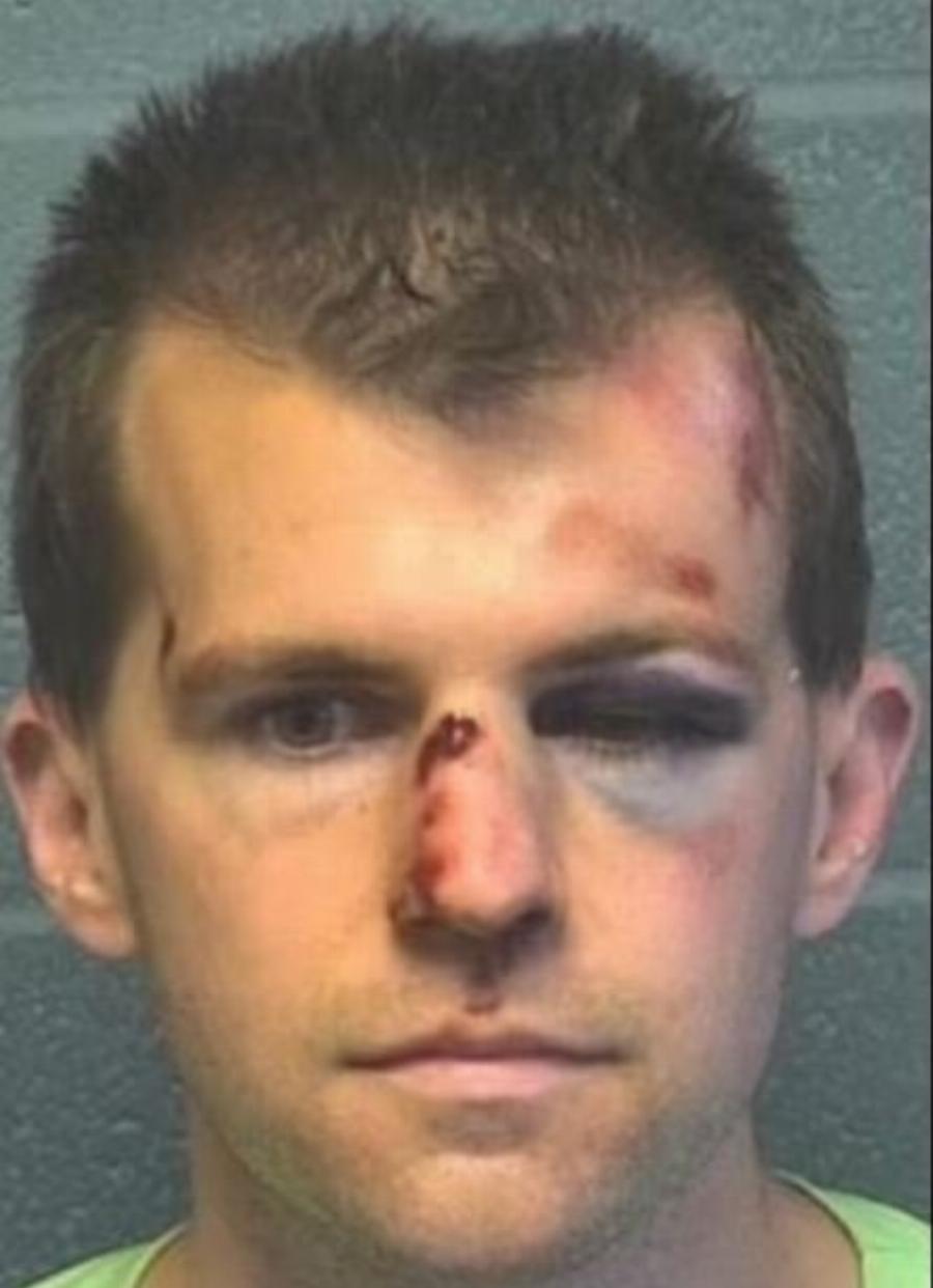 Έδειρε ιερέα σε στάση σχολικού λεωφορείου γιατί ασέλγησε στον 9χρονο γιο του!