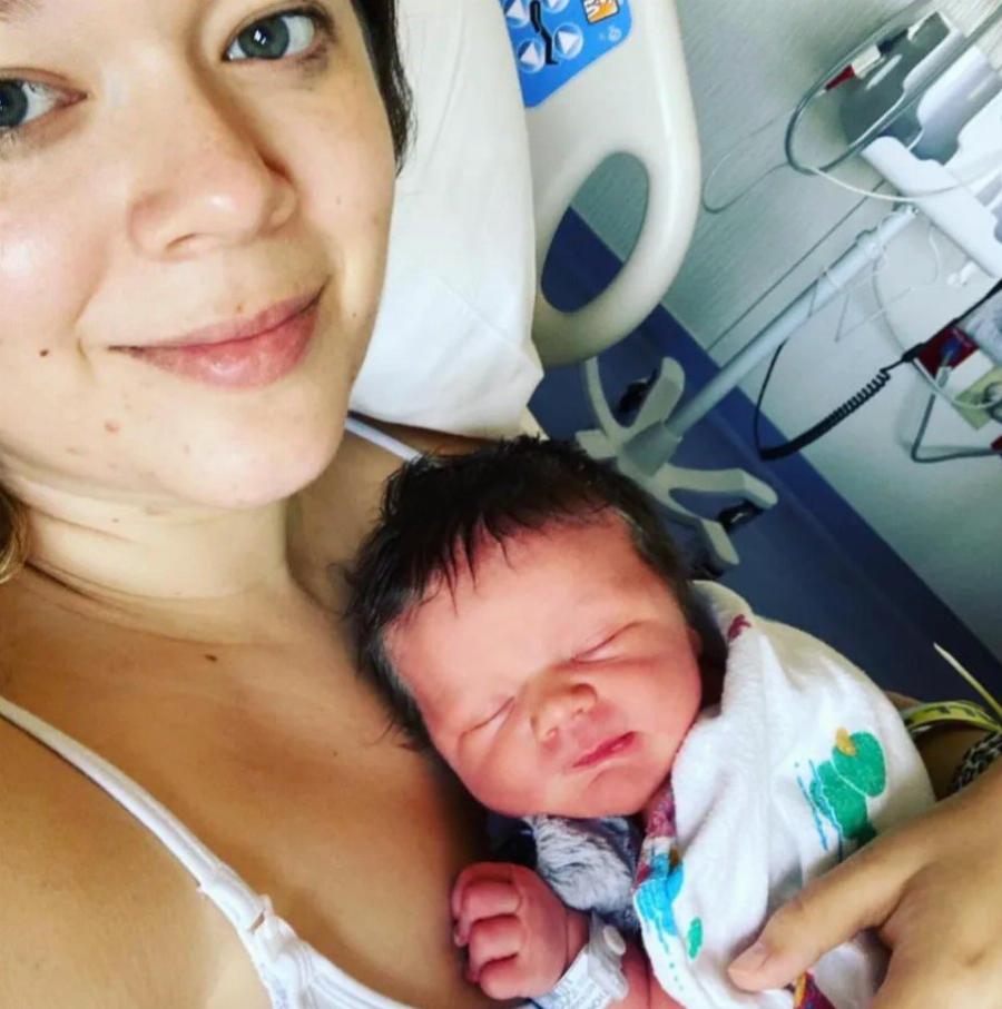 Ανακάλυψε το μωρό κάτω από την κουβέρτα -Γυναίκα γέννησε την ώρα που κοιμόταν