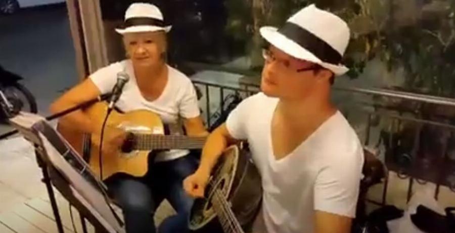 Ο 1ος μπουζουξής με σύνδρομο Down στην Ελλάδα, σπάει όλα τα στερεότυπα – O λόγος για τον Κυριάκο Φριλίγκο