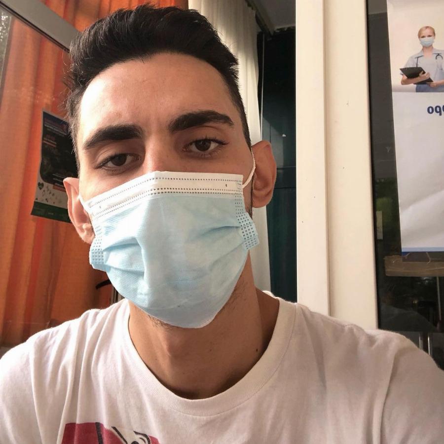 Περπάτησε μετά από 2 μήνες ο 23χρονος που παρέλυσε μετά τον εμβολιασμό του: Συγκινούν τα λόγια του