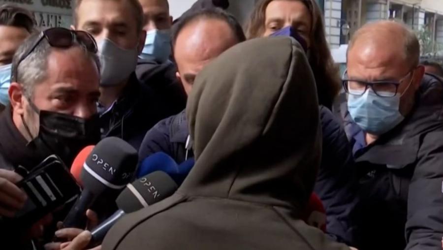 Παρουσιάστηκε στα Δικαστήρια Πειραιά ο 14χρονος Ρομά