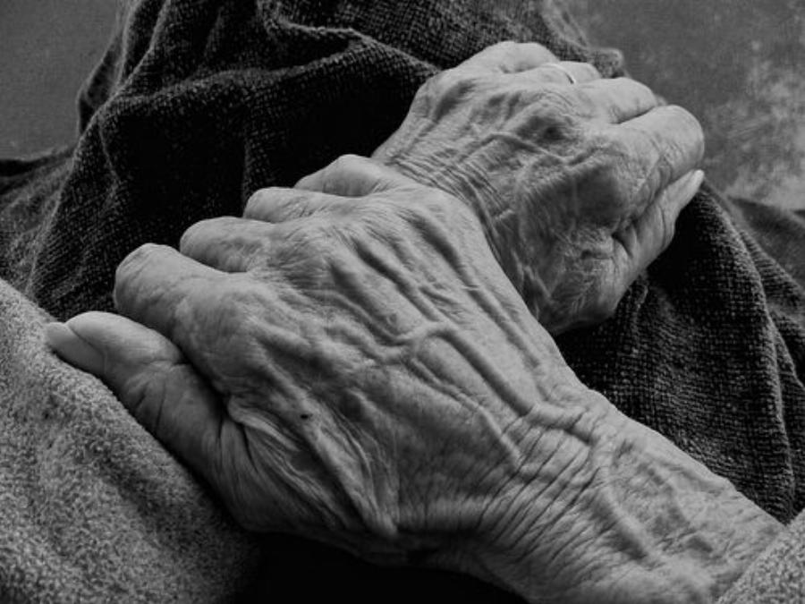 Το υπέροχο ποίημα αφιερωμένο στην τρίτη ηλικία που συγκινεί