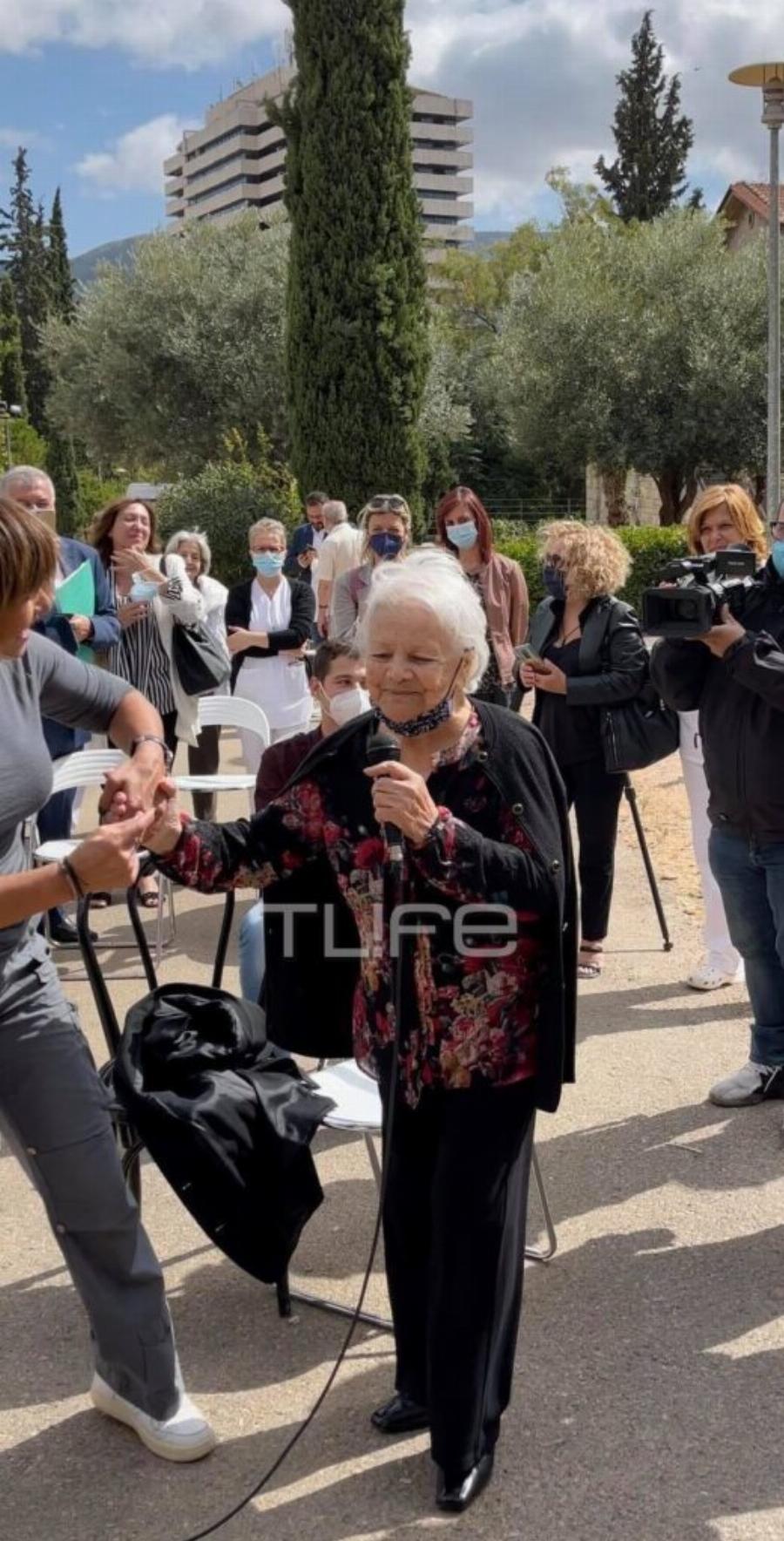 Τραγουδάει ξανά μετά από πολλά χρόνια μέσα στο Γηροκομείο που μένει – Ραγίζει καρδιές η Μαίρη Λίντα
