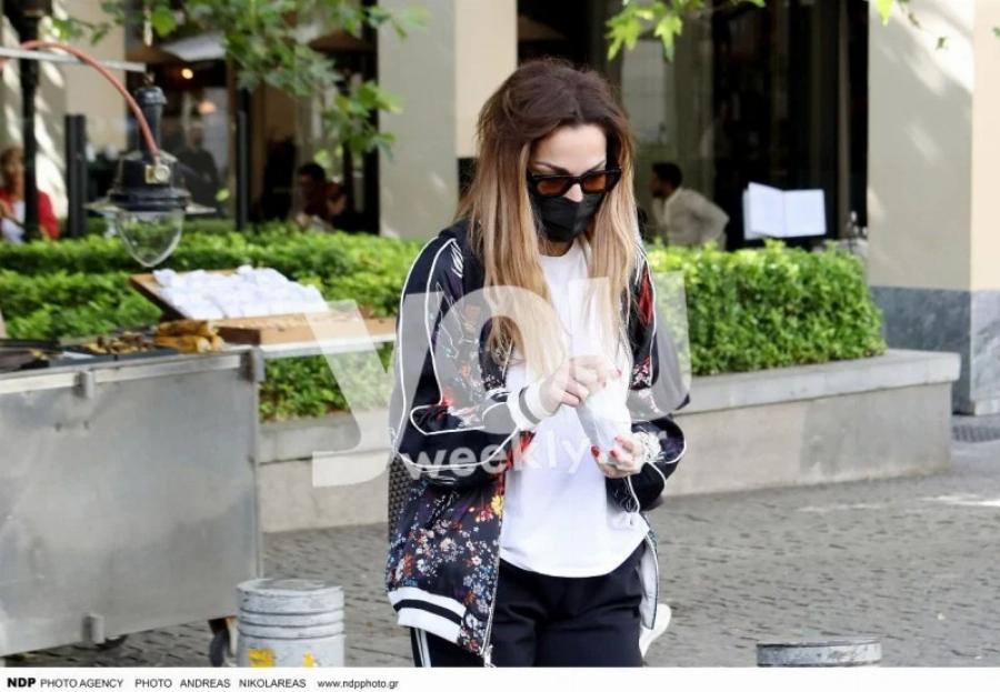 Δεν κατάλαβε τους παπαράτσι η Δέσποινα Βανδή: Αμακιγιάριστη και με φόρμες στο κέντρο της Αθήνας