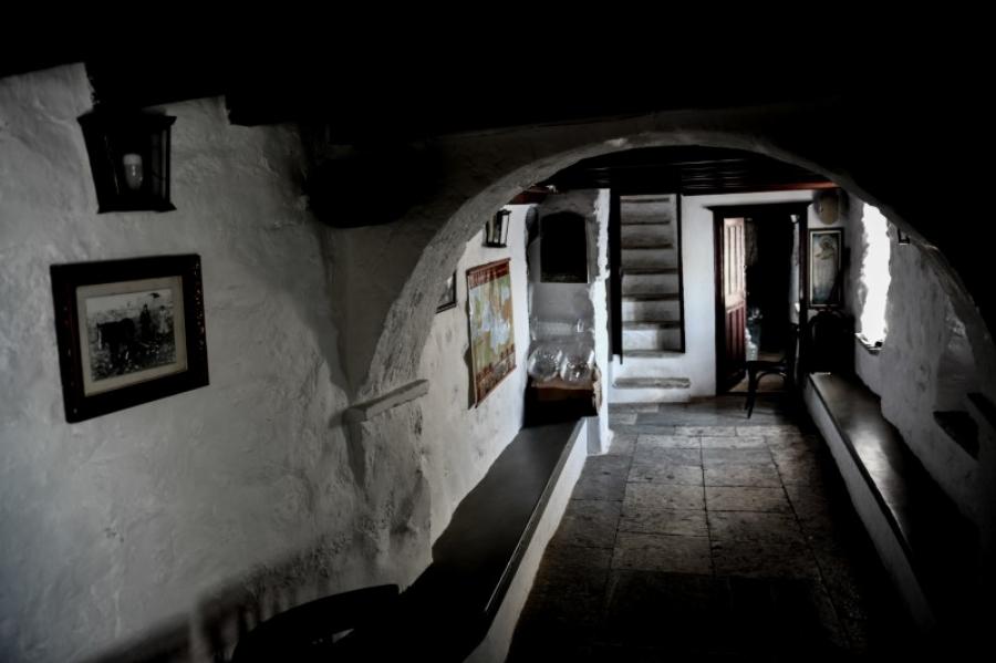 Η Μονή της Παναγίας της Χοζοβιώτισσας στην Αμοργό κρεμασμένη στον γκρεμό