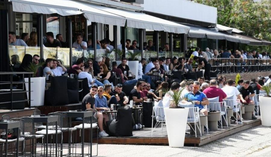 Νέες αλλαγές στην εστίαση: Στοπ στα παραθυράκια για τους ανεμβολίαστους σε καφέ, μπαρ και εστιατόρια