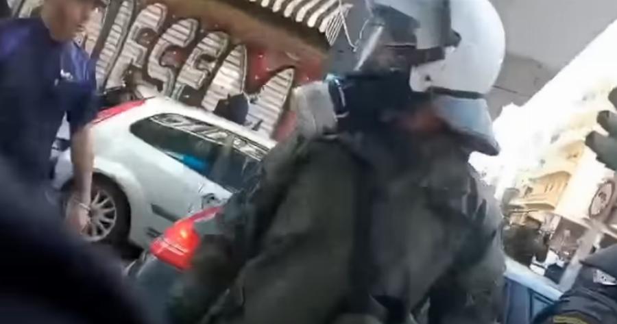 «Ναι, είμαι τρελός» – Ματατζής σπάει τζαμαρία καταστήματος με το γκλοπ του