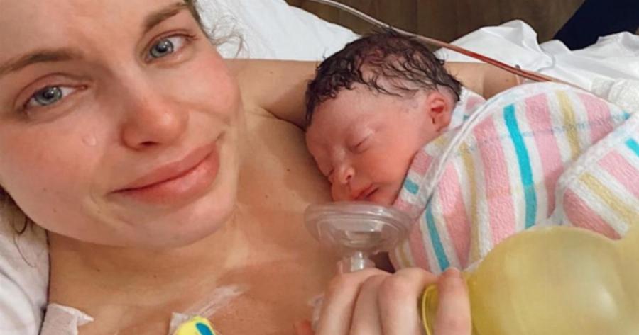 Μετά από έξι αποτυχημένες εγκυμοσύνες, κατάφερε να γεννήσει ένα υγιέστατο αγοράκι